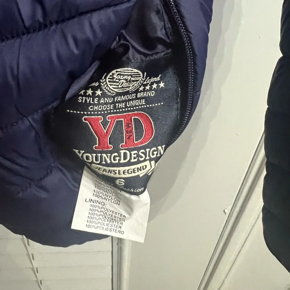 Navy Puffer Jacket with Hood. Size/6 Kids